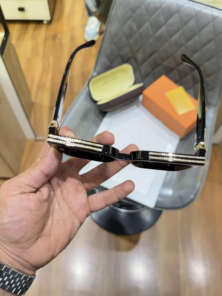Loui vuitton millionaire black gold