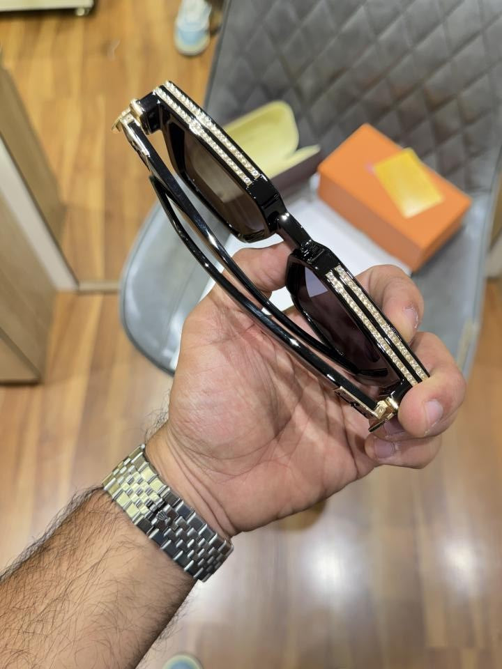 Loui vuitton millionaire black gold